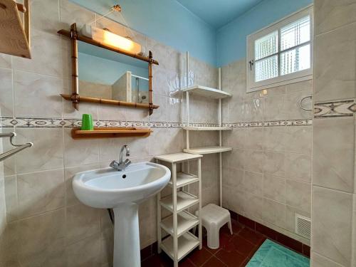 une salle de bain avec un lavabo et un miroir dans l'établissement Maison Oléron 6 pers, plage 400m, jardin, parking - FR-1-246A-329, à Saint-Denis-dʼOléron