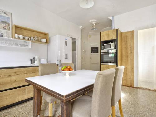 une cuisine et une salle à manger avec une table et des chaises dans l'établissement Arcachon : Appartement T4 avec terrasse et parking à 400m de la plage ! - FR-1-433-128, à Arcachon