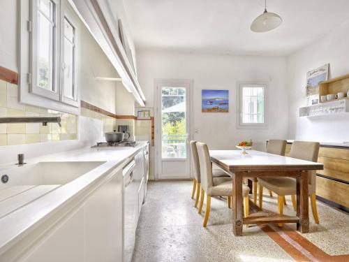 une cuisine avec une table et des chaises ainsi qu'une salle à manger dans l'établissement Arcachon : Appartement T4 avec terrasse et parking à 400m de la plage ! - FR-1-433-128, à Arcachon