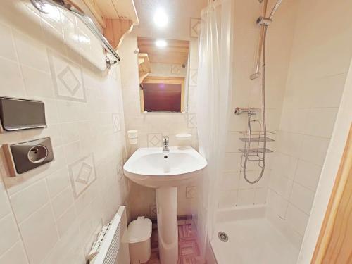 une salle de bain blanche avec un lavabo et une douche dans l'établissement Spacieux Duplex avec Balcon aux Saisies, 4 Chambres, 8 Personnes, Garage Inclus - FR-1-594-328, à Hauteluce