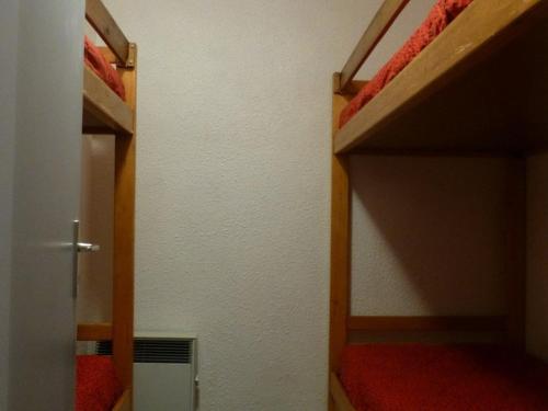 Cette chambre comprend 2 lits superposés et une porte. dans l'établissement Spacieux appart 2 pièces pour 9 personnes avec terrasse à Plan Peisey - FR-1-757-104, à Peisey-Nancroix