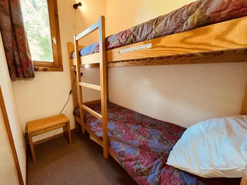 - 2 lits superposés dans une petite chambre avec un lit dans l'établissement Studio pour 4 pers. proche pistes, balcon, animaux admis - Vallandry - FR-1-757-107, à Landry