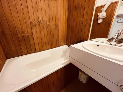 La salle de bains est pourvue d'un lavabo et d'une baignoire à côté d'un lavabo. dans l'établissement Studio pour 4 pers. proche pistes, balcon, animaux admis - Vallandry - FR-1-757-107, à Landry