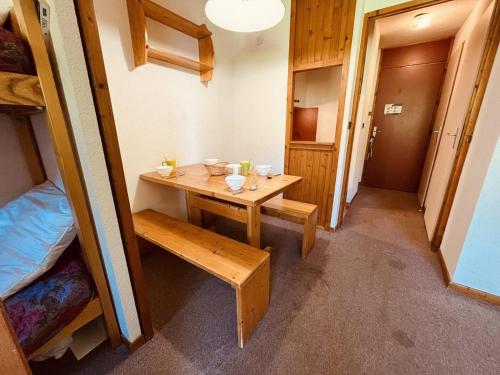 Cette petite chambre comprend une table et des lits superposés. dans l'établissement Studio pour 4 pers. proche pistes, balcon, animaux admis - Vallandry - FR-1-757-107, à Landry