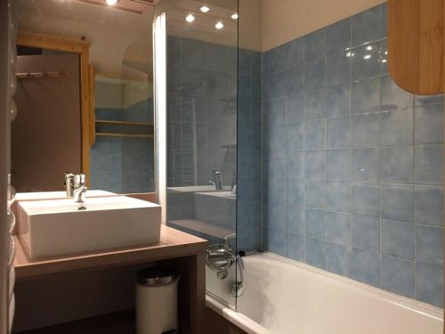 une salle de bain avec un lavabo, une baignoire et un miroir dans l'établissement Charmant T2 5 pers, skis aux pieds, balcon, ascenseur - Vallandry - FR-1-757-110, à Landry