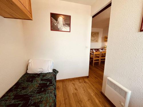 Cette petite chambre comprend un lit et une salle à manger. dans l'établissement Vallandry - Bel Apt 2 Pièces, 5 Pers, Accès Direct Pistes - FR-1-757-114, à Landry