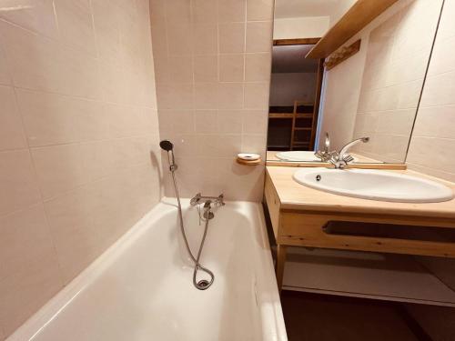 une salle de bain avec une baignoire et un lavabo dans l'établissement Vallandry - Bel Apt 2 Pièces, 5 Pers, Accès Direct Pistes - FR-1-757-114, à Landry