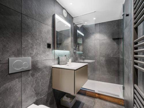 ein Badezimmer mit Waschbecken und Dusche in der Unterkunft Appartement pieds des pistes pour 7 pers avec Wifi - Saint-Martin-de-Belleville - FR-1-570-62 in Saint-Martin-de-Belleville