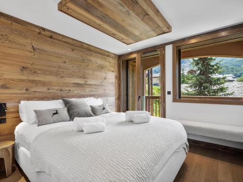 ein Schlafzimmer mit einem großen weißen Bett und einem Fenster in der Unterkunft Appartement pieds des pistes pour 7 pers avec Wifi - Saint-Martin-de-Belleville - FR-1-570-62 in Saint-Martin-de-Belleville