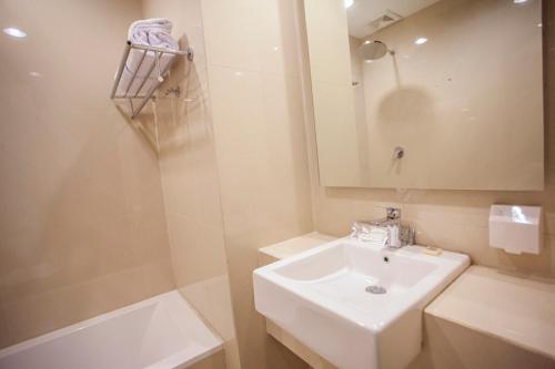 Ванная комната в Grand Whiz Megamas Manado