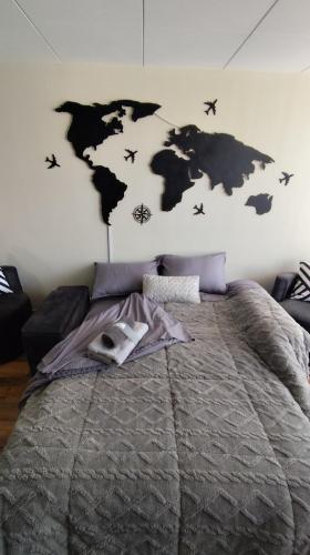 a bedroom with a map of the world on the wall at Departamento céntrico y amoblado La Paz in La Paz