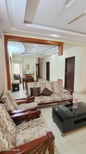 Гостиная зона в GAYATHRI HEIGHTS SERVICED APARTMENTS & APARTMENT HOTEL In HYDERABAD