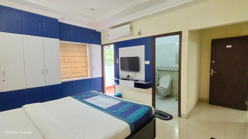 Кровать или кровати в номере GAYATHRI HEIGHTS SERVICED APARTMENTS & APARTMENT HOTEL In HYDERABAD