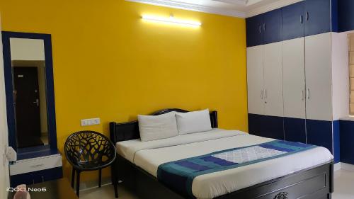 Кровать или кровати в номере GAYATHRI HEIGHTS SERVICED APARTMENTS & APARTMENT HOTEL In HYDERABAD