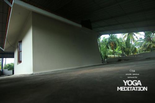 バルカラにあるSilent Villasの側面に大きな窓がある建物