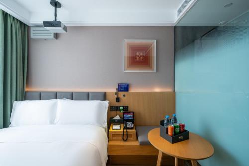 a hotel room with a bed and a table at True Go Hotel Beijing Jianguomen Pediatric Institute in Beijing