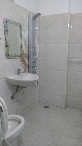 Ванная комната в GAYATHRI HEIGHTS SERVICED APARTMENTS & APARTMENT HOTEL In HYDERABAD