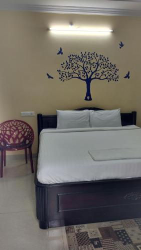Кровать или кровати в номере GAYATHRI HEIGHTS SERVICED APARTMENTS & APARTMENT HOTEL In HYDERABAD