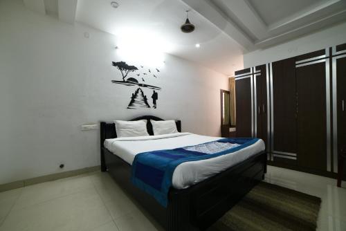 Кровать или кровати в номере GAYATHRI HEIGHTS SERVICED APARTMENTS & APARTMENT HOTEL In HYDERABAD