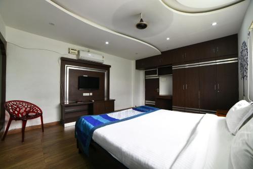 Кровать или кровати в номере GAYATHRI HEIGHTS SERVICED APARTMENTS & APARTMENT HOTEL In HYDERABAD