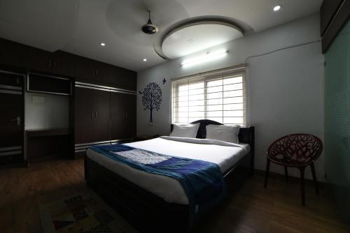 Кровать или кровати в номере GAYATHRI HEIGHTS SERVICED APARTMENTS & APARTMENT HOTEL In HYDERABAD