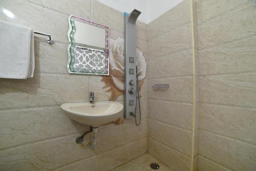 Ванная комната в GAYATHRI HEIGHTS SERVICED APARTMENTS & APARTMENT HOTEL In HYDERABAD