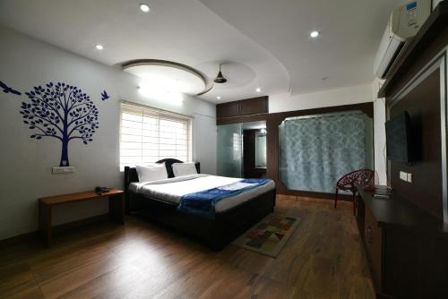 Кровать или кровати в номере GAYATHRI HEIGHTS SERVICED APARTMENTS & APARTMENT HOTEL In HYDERABAD