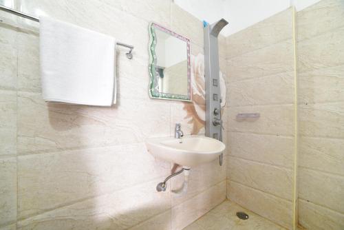 Ванная комната в GAYATHRI HEIGHTS SERVICED APARTMENTS & APARTMENT HOTEL In HYDERABAD