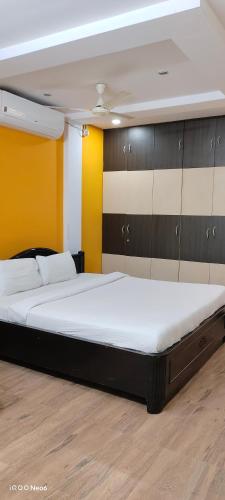 Кровать или кровати в номере GAYATHRI HEIGHTS SERVICED APARTMENTS & APARTMENT HOTEL In HYDERABAD