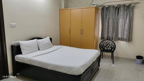 Кровать или кровати в номере GAYATHRI HEIGHTS SERVICED APARTMENTS & APARTMENT HOTEL In HYDERABAD