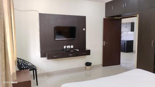 Телевизор и/или развлекательный центр в GAYATHRI HEIGHTS SERVICED APARTMENTS & APARTMENT HOTEL In HYDERABAD