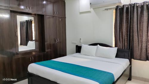 Кровать или кровати в номере GAYATHRI HEIGHTS SERVICED APARTMENTS & APARTMENT HOTEL In HYDERABAD