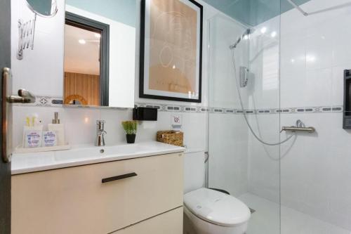 a bathroom with a toilet and a sink and a shower at Acogedor estudio en la laguna in La Laguna