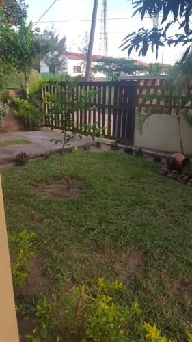 Taman di luar DK residence