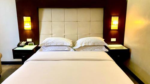 Ein Bett oder Betten in einem Zimmer der Unterkunft Circle Inn Hotel and Suites Bacolod