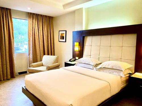 Ein Bett oder Betten in einem Zimmer der Unterkunft Circle Inn Hotel and Suites Bacolod