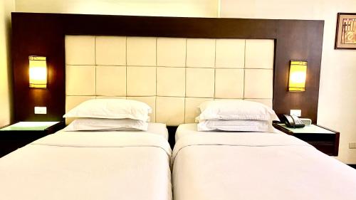 Ein Bett oder Betten in einem Zimmer der Unterkunft Circle Inn Hotel and Suites Bacolod
