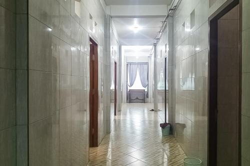 an empty hallway with a hallwayngthngthngthngthngthngthngthngthngthngth at Urbanview Resort Syariah Batu Hijau Cilember Puncak in Cisarua