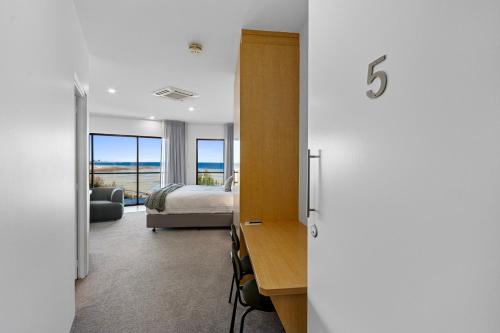 Ένα ή περισσότερα κρεβάτια σε δωμάτιο στο Costello Hotels - Seagate Moonta Bay