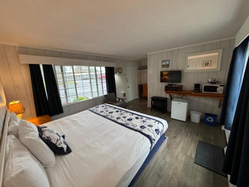 Kuchyň nebo kuchyňský kout v ubytování Tillicum Beach Motel - Formerly Deane's Oceanfront Lodge
