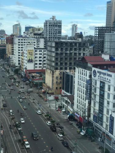 a busy city street with cars and buildings at SENNA SUNSHINE INTERNATIONAL HOTEL in Sihanoukville