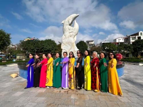 a group of women standing in front of a statue at Nhà nghỉ Hằng Nga in Dong Hoi
