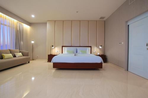 Кровать или кровати в номере Grand Whiz Megamas Manado