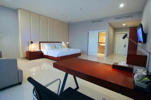 Кровать или кровати в номере Grand Whiz Megamas Manado