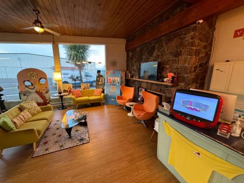 TV a/nebo společenská místnost v ubytování Atomic Motel