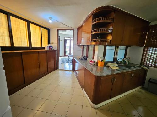 Кухня или мини-кухня в Bella Villa Kota Bunga Puncak

