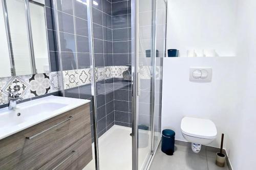 une salle de bain avec une douche, des toilettes et un lavabo dans l'établissement L'Horizon Léman, à Évian-les-Bains