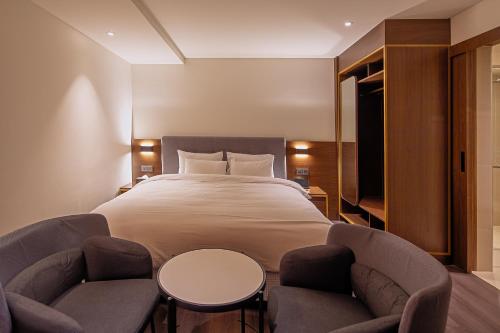 Postel nebo postele na pokoji v ubytování Hotel Yaja Mokpo Peace Square