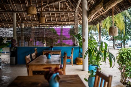 Restoran atau tempat lain untuk makan di New Teddy's on the Beach