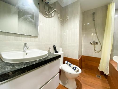 Koupelna v ubytování Simply Look and Comfort 1BR Vasanta Innopark Apartment By Travelio